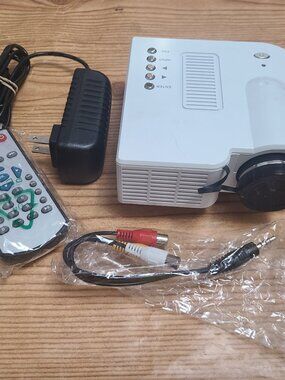 Mini Projector with remote (AS IS)